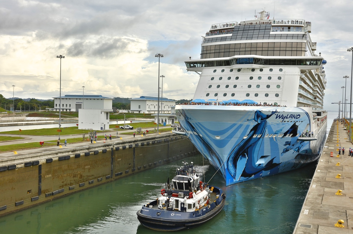 cruise ship panama canal